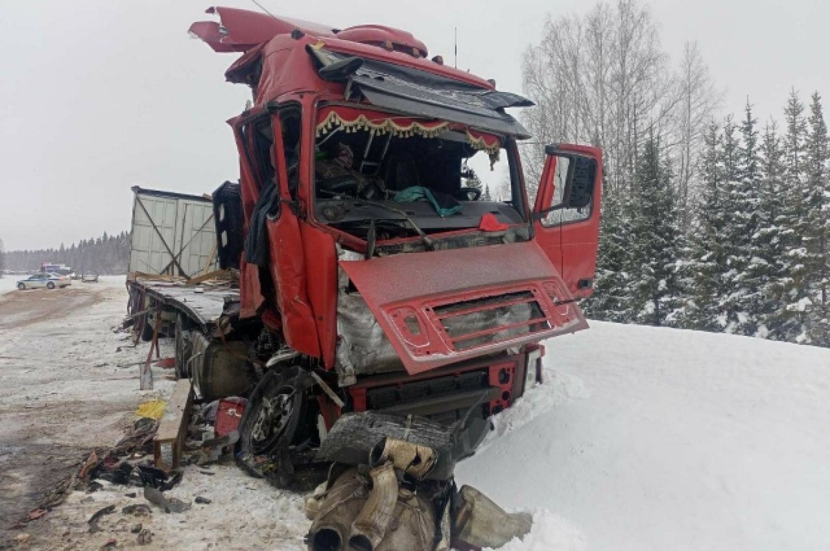    В Дебёсском районе столкнулись два грузовика – VOLVO и MAN.