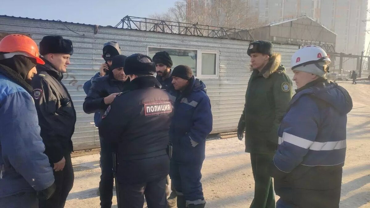 Полиция устроила рейд по стройкам Красноярска. 5 мигрантов отправили в  военкомат | Проспект Мира | Дзен