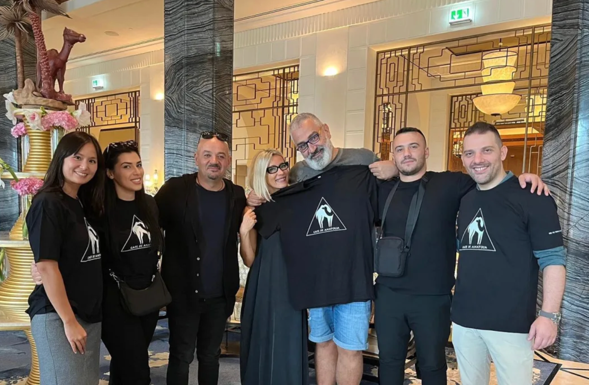 Команда Cafe De Anatolia в лице Monika Ilieva, Nickarth and Billy Esteban (Со-Создатель) и Mercury Lounge, Four Seasons Resort Dubai в Jumeirah Beach Team в Дубае, ОАЭ;