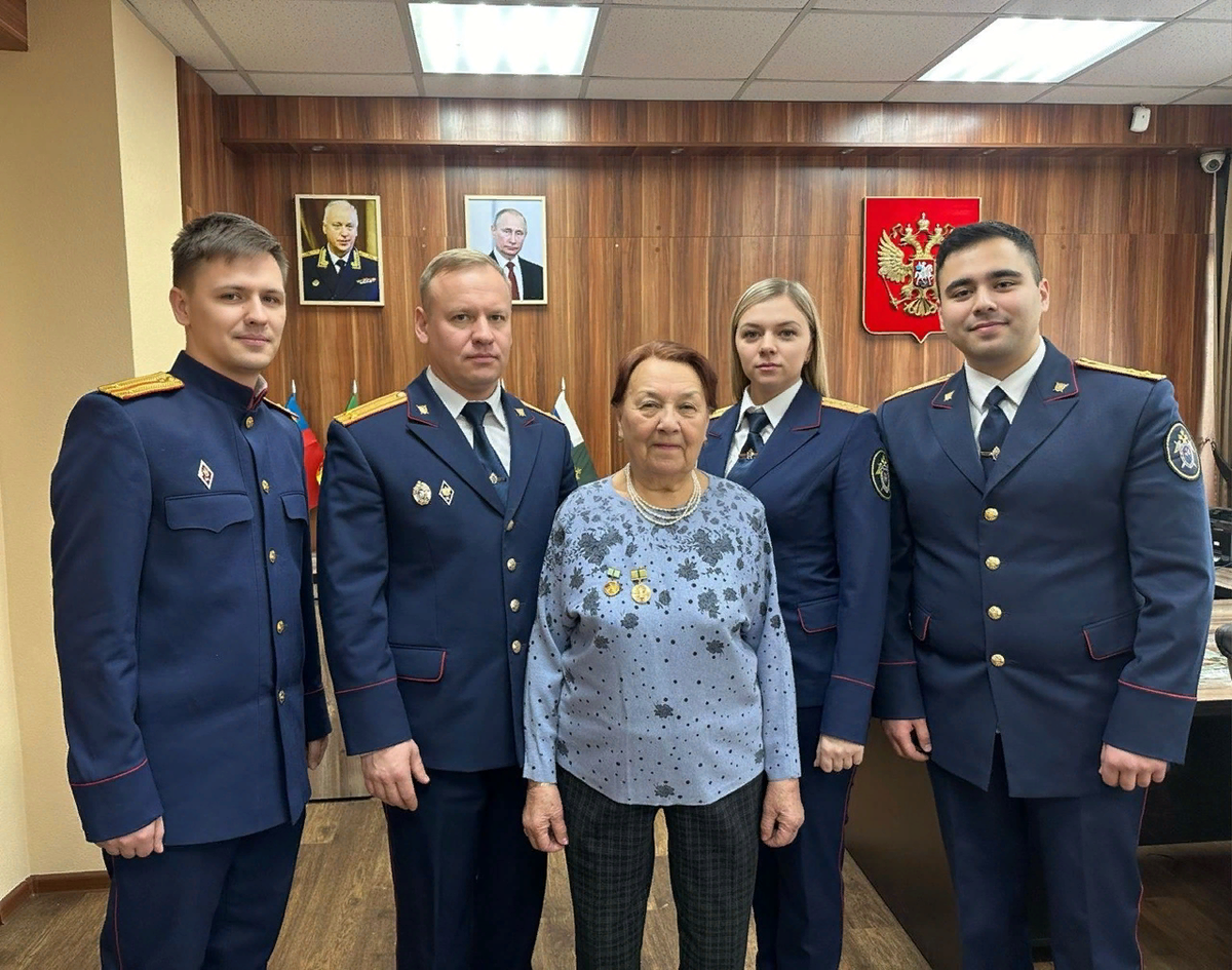 В Кемеровской области – Кузбассе сотрудники регионального следственного  управления навестили ветеранов блокадного Ленинграда | Следственный комитет  Российской Федерации | Дзен