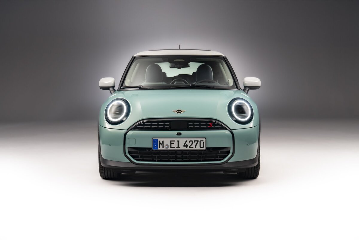 Мы уже рассказали все подробности о технической начинке бензиновых Mini Cooper, теперь можем рассмотреть машину поподробнее. Листайте галерею!