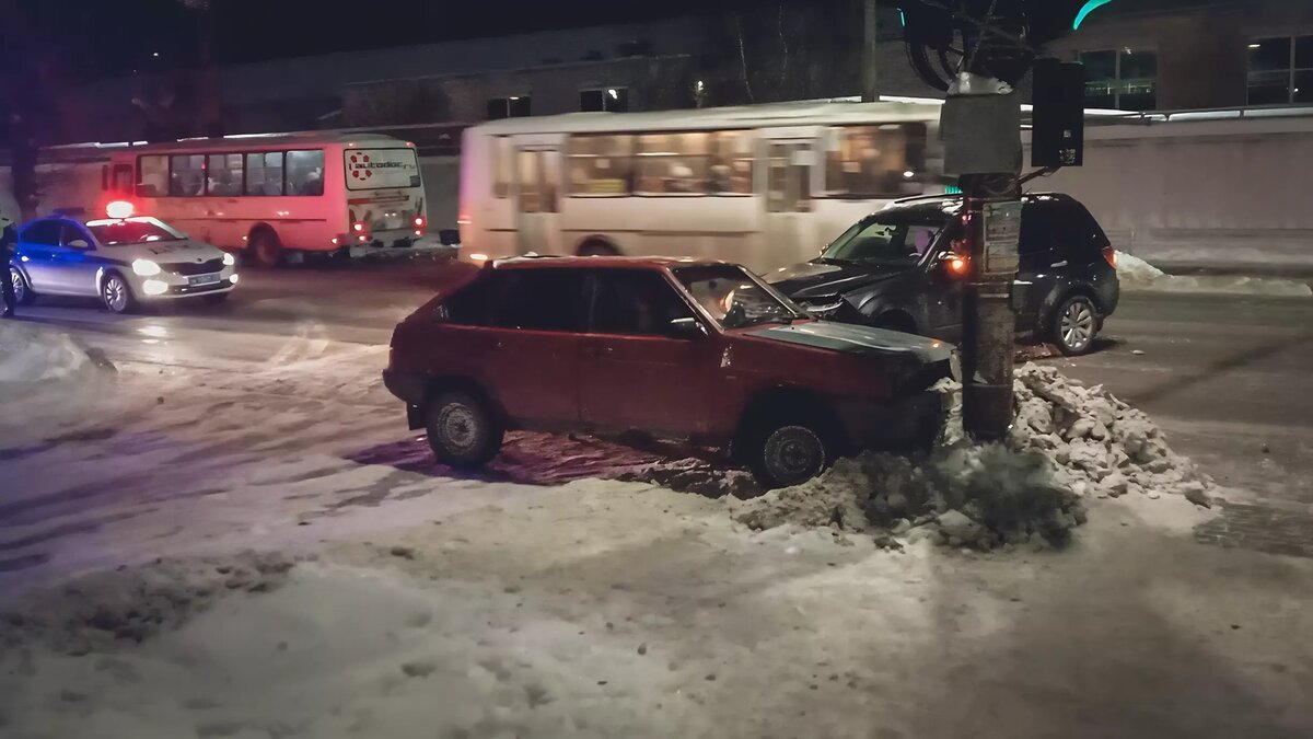     В Тюменской области участилось количество аварий. Только за 4 февраля в трёх ДТП с большегрузами погибли три человека.