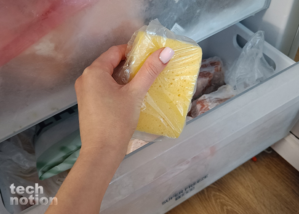 промок пакет. люди в пакетах под дождём. девушка с влажными салфетками. мокрый пакет. фото грязного мокрого пакета.