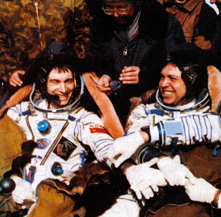 Сергей Крикалёв (слева) и Александр Волков (справа), последние советские граждане, побывавшие в космосе