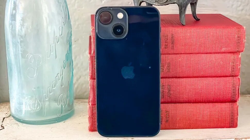 iPhone 13 mini подходит для людей, которым нужен небольшой смартфон с мощной начинкой