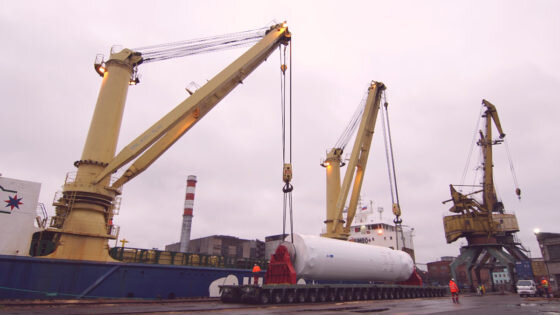     Фото: Коммерческий центр, транспорт и лес