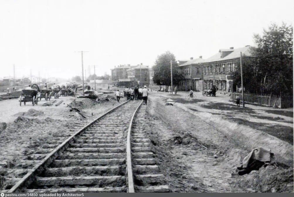 Местность до того, как здесь появился дом №13 и остальные. На фото прокладка трамвайных путей, 1925. Вид в сторону центра. С сайта www.pastvu.com.