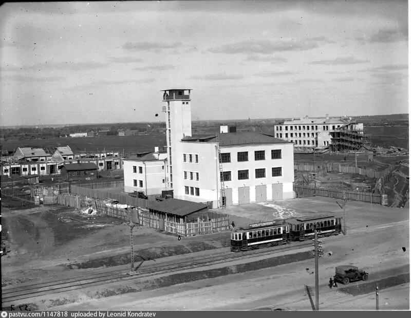 Вид от современного 2-го Кабельного проезда в 1929 году. Пожарная каланча до сих пор стоит здесь. А менее, чем через 10 лет, правее возведут жилой дом №13. Фото С.Г. Кршунова, с сайта www.pastvu.com.