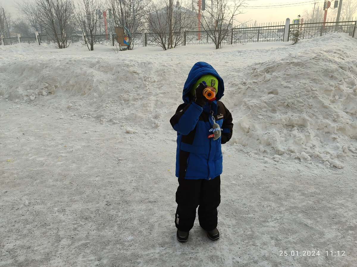Вадюха при помощи подзорной трубы заглядывает прямо в душу