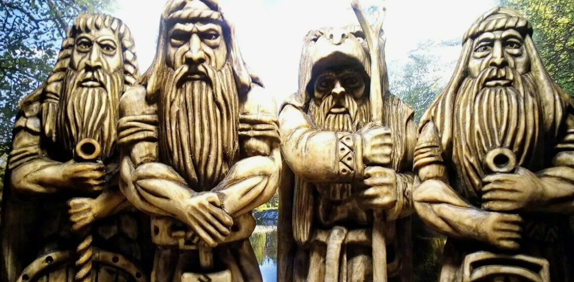 Мы - маленькие дети, когда мы оказываемся перед величием наших огромных родов. 