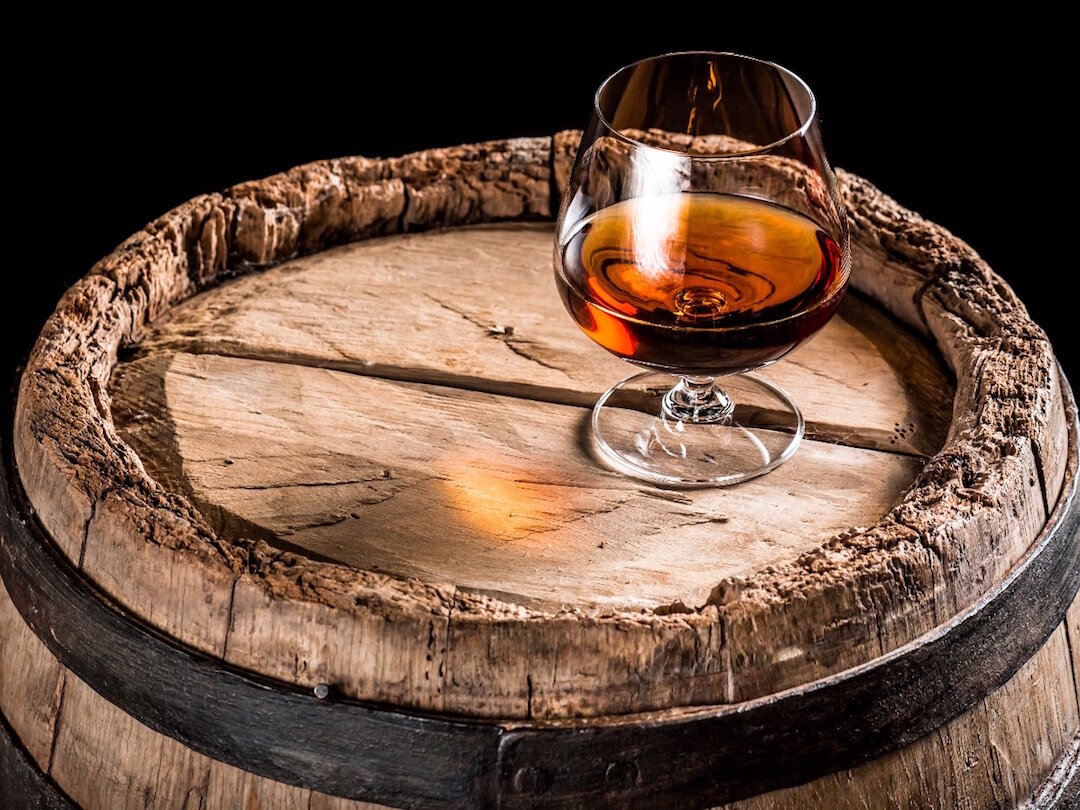 На итоговый букет коньяка очень сильно влияет выдержка — её срок, материал изготовления бочки, и даже окружающие условия хранения 