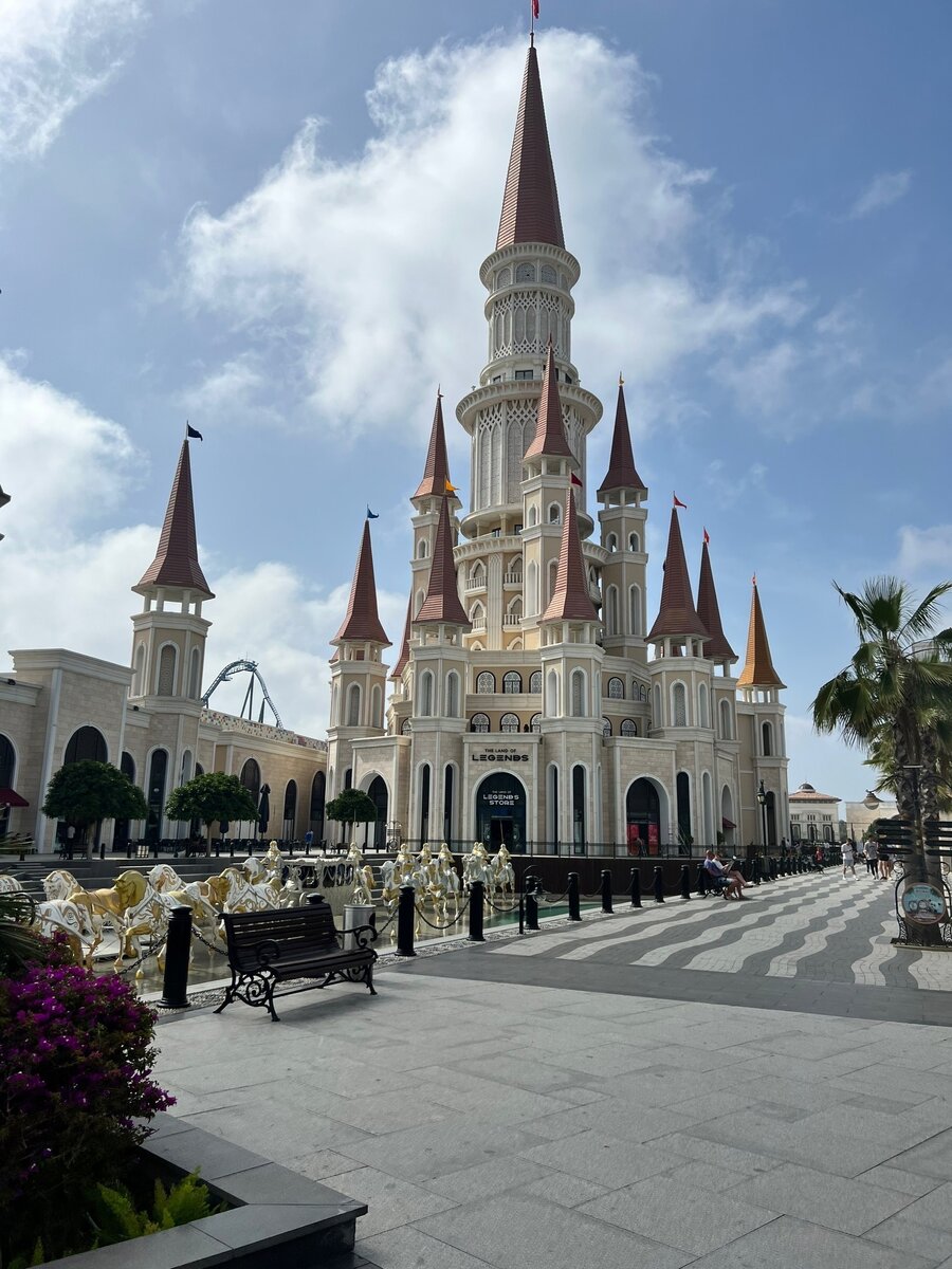 Прогулочная зона The Land Of Legends Theme Park