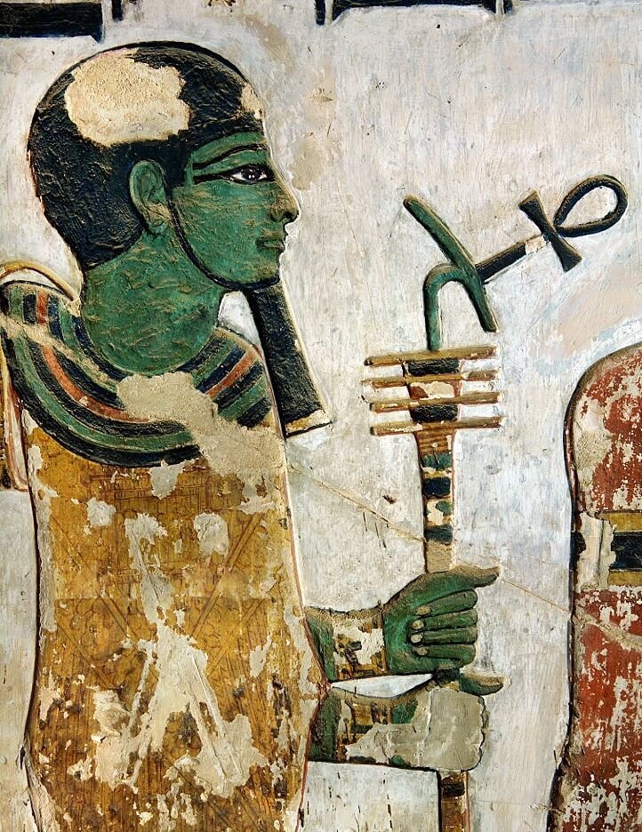 Изображение из “Дома вечности” царя Сети I, Долина царей, KV17, западный Уасет-Фивы бог Птах (зеленокожий), держащий комбинированный Джед-Уас-скипетр с Анкхом’