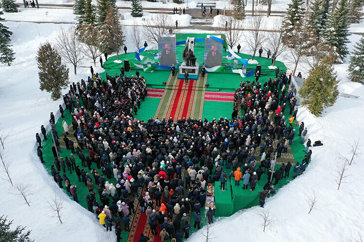    В Уфе открыли памятник Муртазе Рахимову. Для монумента место выбрали значимое, в центре города, в парке им. Ленина, напротив здания Курултая. Буквально выходишь за двери Госсобрания РБ и сразу видишь большущую фигуру политика Фото: rais.tatarstan.ru