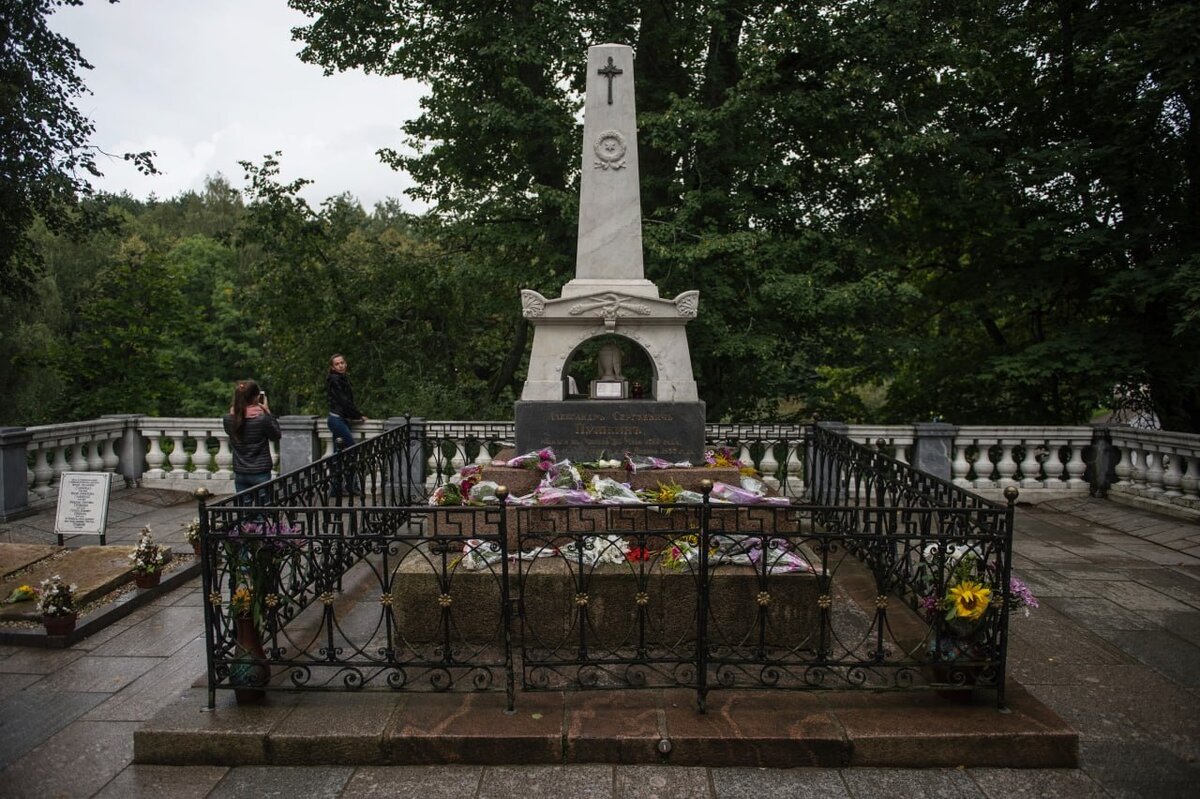 Пушкин завещал похоронить его на фамильном кладбище в Святогорском монастыре.  Фото: РИА Новости / Владимир Астапкович