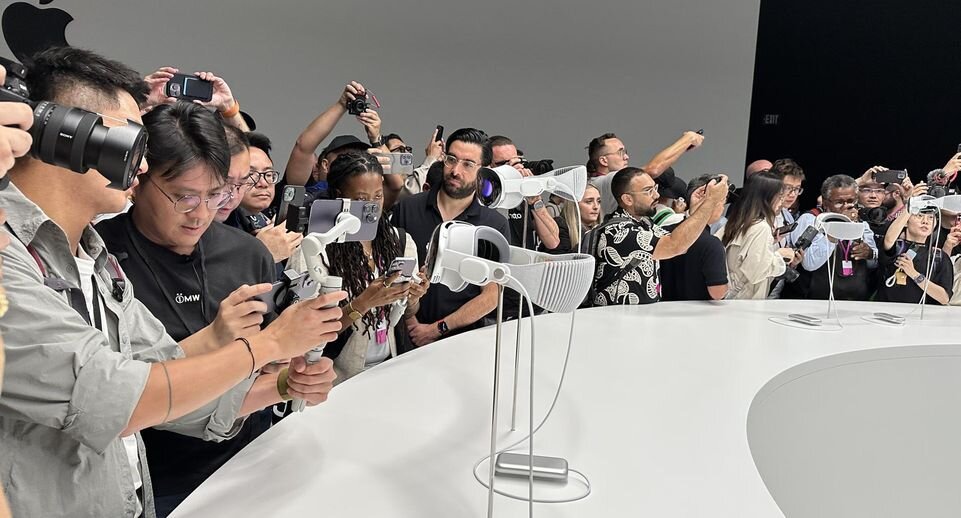    Посетители официального магазина Apple в Лос-Анджелесе. Фото: Ringo Chiu / Keystone Press Agency / Global Look Press