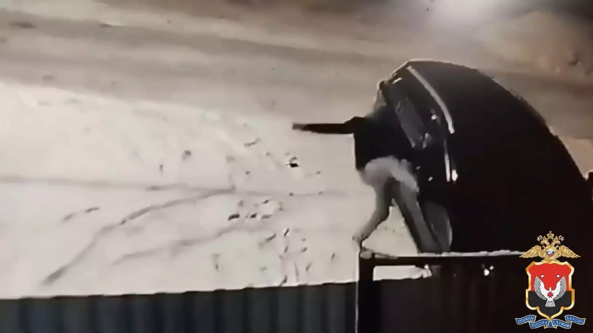     В Ижевске полиция задержала подозреваемого в повреждении иномарки. На видео с камеры наблюдения отчетливо видно, как вандал отчаянно корежит автомобиль.