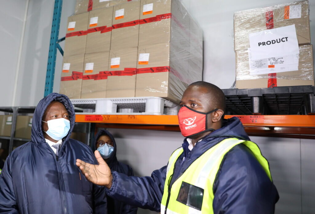 Вице-президент  Южной Африки Дэвид Мабуза (слева) во время посещения хранилища вакцины   против коронавируса (COVID-19) в Йоханнесбурге, Южная Африка, 2 марта  2021 года. (фото: EPA/REUTER/Siphiwe Sibeko / POOL)