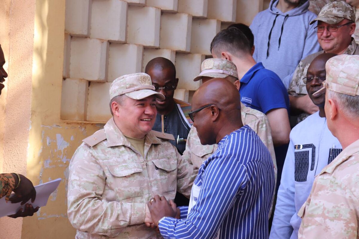 Находящийся  с визитом в Буркина-Фасо генерал-майор Валерий Васильев, замначальника  Военной академии РХБЗ им. Тимошенко. Ноябрь 2023 года. (фото:  «Африканская инициатива»