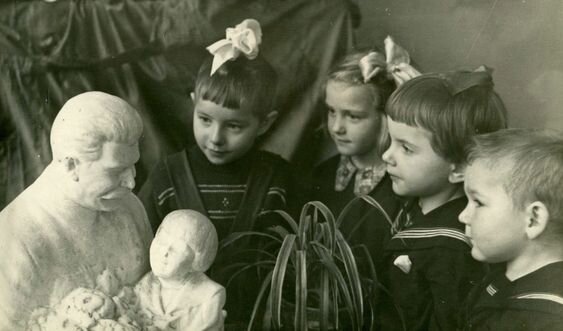 Воспитанники детского сада у бюста И.В. Сталина. Фото: Pinterest