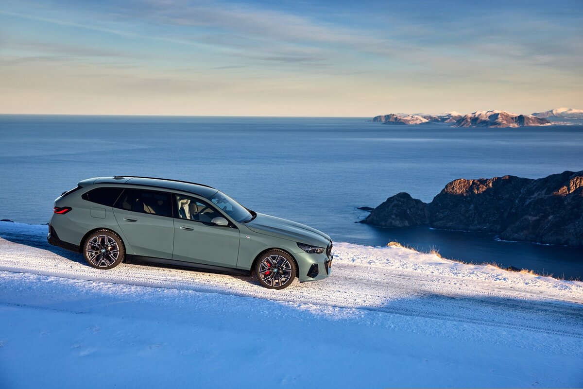 BMW выложила много фотографий новой «пятерки» в кузове универсал | Авто  Mail.ru | Дзен