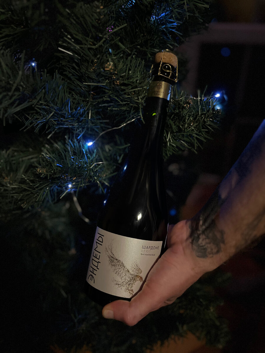 Цвет очень чистый, светло-золотистый.
Пузырьки крупные, что необычно  для игристого. 

   В аромате отсутствует спиртуозность, лишь чистота и свежесть. Красивая, душистая минеральность. На втором плане проступают изысканные сладкие тона желтых фруктов - грушевые оттенки, желтое яблоко.

   Вкус соответствует брюту - сахар ощущается, но слабо. Кислотность чуть приглушенная, но полностью достаточная. Несмотря на нестойкие пузырьки, во вкусе освежающая колючесть.

   Очень похоже на Просекко - можно спутать, если не знать. 
Прекрасное отечественное игристое! 