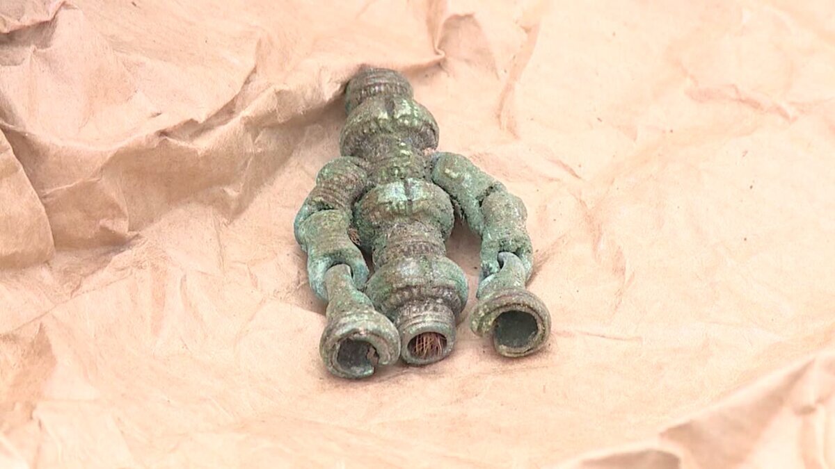 Украшение из меди или олова, найденное на Мамеевом Мысу