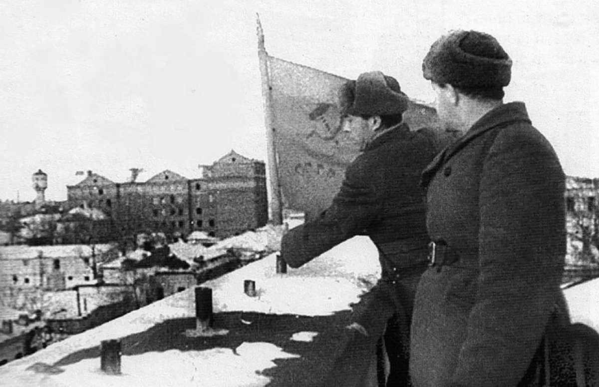 Красноармейцы, водрузившие советский флаг на здании бывшего Дворца пионеров и школьников. Фотография найдена в РГАКФД профессором Владимиром Коровиным