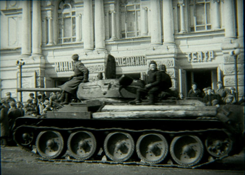 Советские танкисты в освобожденном Курске. Фотография найдена в РГАКФД профессором Владимиром Коровиным