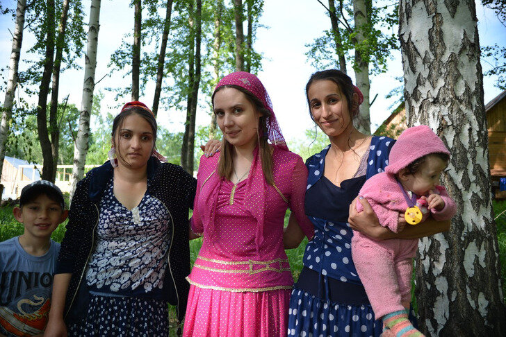 Цыганские невесты 12 лет. Девушки цыганки. Цыганский табор. Цыгане нация. Свадьба цыган.