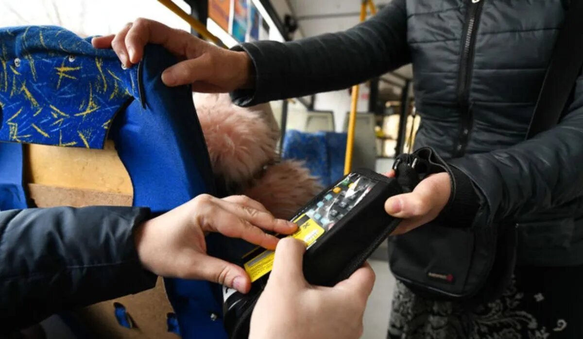 Пассажир оплачивает проезд. Источник: e1.ru Автор фото: Артем Устюжанин 