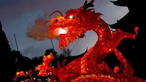 Москва впервые готовится к широкому празднованию китайского Нового года, который в этом году приходится на 25 января. Этот важный праздник для китайцев и других народов Восточной Азии будет отмечаться в российской столице разнообразными мероприятиями, позволяющими жителям и гостям города окунуться в атмосферу китайской культуры.

Одним из главных событий, которое ожидает москвичей, станет фестиваль "Танцы дракона и льва". Этот красочный праздник будет проходить на Красной площади и объединит в себе выступления танцевальных коллективов, мастер-классы по китайским танцам, конкурсы и игры для детей и взрослых. Главным символом праздника станет дракон, символизирующий силу, мудрость и удачу в китайской культуре.

Кроме того, в рамках празднования китайского Нового года в Москве будут организованы выставки и ярмарки с продукцией из Китая, мастер-классы по китайской кулинарии, концерты традиционной музыки и танцев, а также многое другое. Гости смогут попробовать национальные китайские блюда, поучаствовать в розыгрышах и конкурсах, а также насладиться яркими представлениями и шоу.