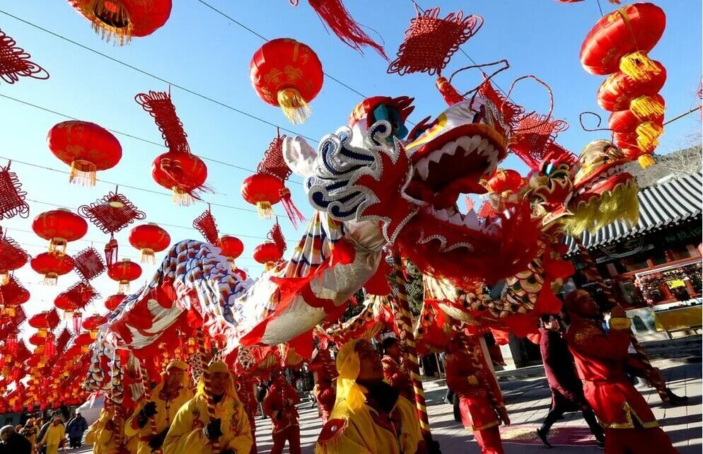 Особое внимание будет уделено красным фонарикам, которые являются одним из основных символов китайского Нового года. Они будут украшать улицы и площади Москвы, создавая атмосферу волшебства и праздника. Красные фонарики считаются символом удачи и процветания в китайской традиции и будут напоминать жителям о важности этого праздника.

Не обойдется празднование китайского Нового года и без традиционных китайских блюд. В ресторанах и кафе Москвы будут предлагаться специальные меню с пельменями, угощениями из риса, уткой по-пекински и другими блюдами из китайской кухни. Гости смогут насладиться аутентичными вкусами и ароматами Востока, окунувшись в культуру и традиции Китая.

Таким образом, Москва впервые широко отметит китайский Новый год, предлагая жителям и гостям города уникальную возможность погрузиться в атмосферу восточного праздника, насладиться яркими выступлениями и мероприятиями, а также попробовать национальные блюда и угощения. Празднование китайского Нового года станет отличным поводом для всех желающих узнать больше о культуре и традициях Китая и провести время с пользой и удовольствием.