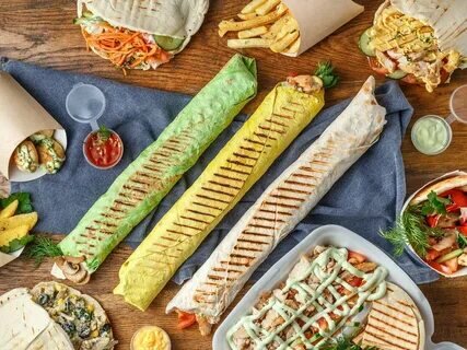 В Екатеринбурге открылось уникальное заведение, где любители шаурмы могут насладиться необычным гастрономическим опытом – съесть полуметровую шаурму. Этот ресторан стал настоящим открытием для горожан и гостей города, предлагая не только обильные порции, но и оригинальный формат подачи блюда.

Полуметровая шаурма стала настоящим хитом заведения, привлекая внимание посетителей своими размерами и разнообразием начинок. В меню представлены классические варианты шаурмы с курицей, говядиной или овощами, а также авторские рецепты с необычными сочетаниями ингредиентов. Каждый посетитель может выбрать свой вариант шаурмы и насладиться яркими вкусами этого популярного блюда.

Особенностью этого заведения является не только размер порций, но и качество продуктов и приготовление блюд. Шаурма готовится на месте из свежих ингредиентов, приправленных специальными соусами и приправами. Посетители могут наблюдать за процессом приготовления и наслаждаться ароматом свежей шаурмы, которая подается в специальной упаковке для удобства.