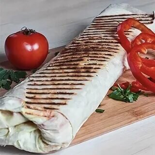 Кроме того, в ресторане предлагается широкий выбор напитков и десертов, чтобы дополнить гастрономическое путешествие в мир шаурмы. Посетители могут выбрать напиток по вкусу – от освежающих соков до ароматного чая или кофе. Для любителей сладкого здесь также есть что-то особенное – десерты, которые станут отличным дополнением к обеду или ужину.

Новое заведение с полуметровой шаурмой стало популярным местом среди горожан, желающих попробовать нечто новое и необычное. Уютная атмосфера, внимательный персонал и оригинальные блюда делают это место привлекательным для всех, кто ценит качественную еду и приятную обстановку.

Таким образом, полуметровая шаурма стала новым гастрономическим трендом в Екатеринбурге, предлагая посетителям уникальный опыт и возможность насладиться яркими вкусами этого популярного блюда. Заведение с полуметровой шаурмой стало ярким представителем ресторанной сцены города, привлекая ценителей хорошей еды и приятного времяпровождения.