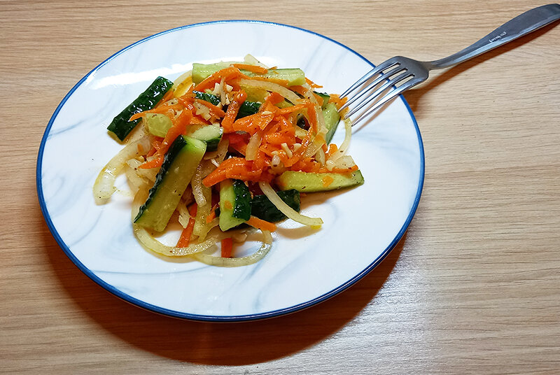 Салат из огурцов, моркови и лука с арахисом
