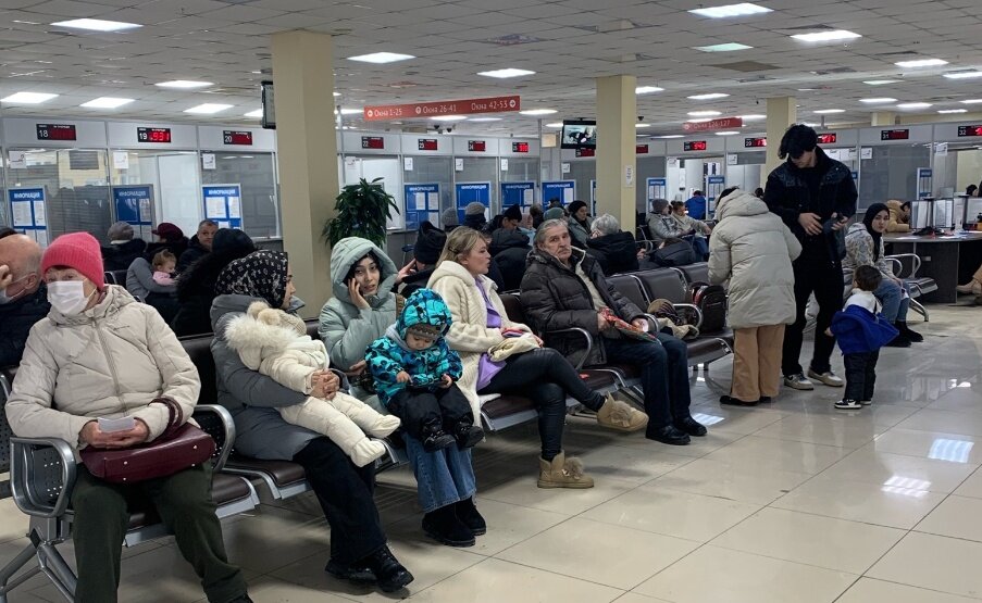 Это многофункциональный центр Челябинска, где переехавших всегда очень много. Они оформляют льготы, претендуют на места в детсадах и школах. И все это получают. Фото: Царьград.