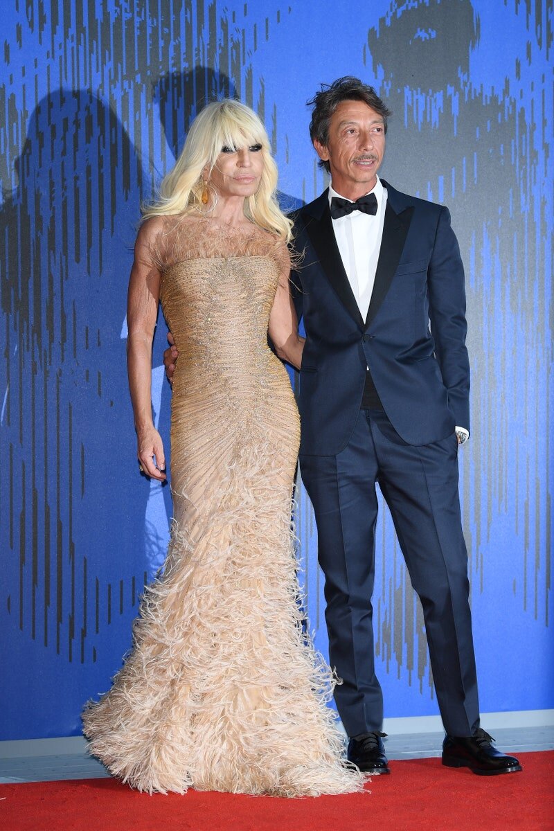 Донателла Версаче и ее яркие образы сквозь года | BrandsVillage | Дзен