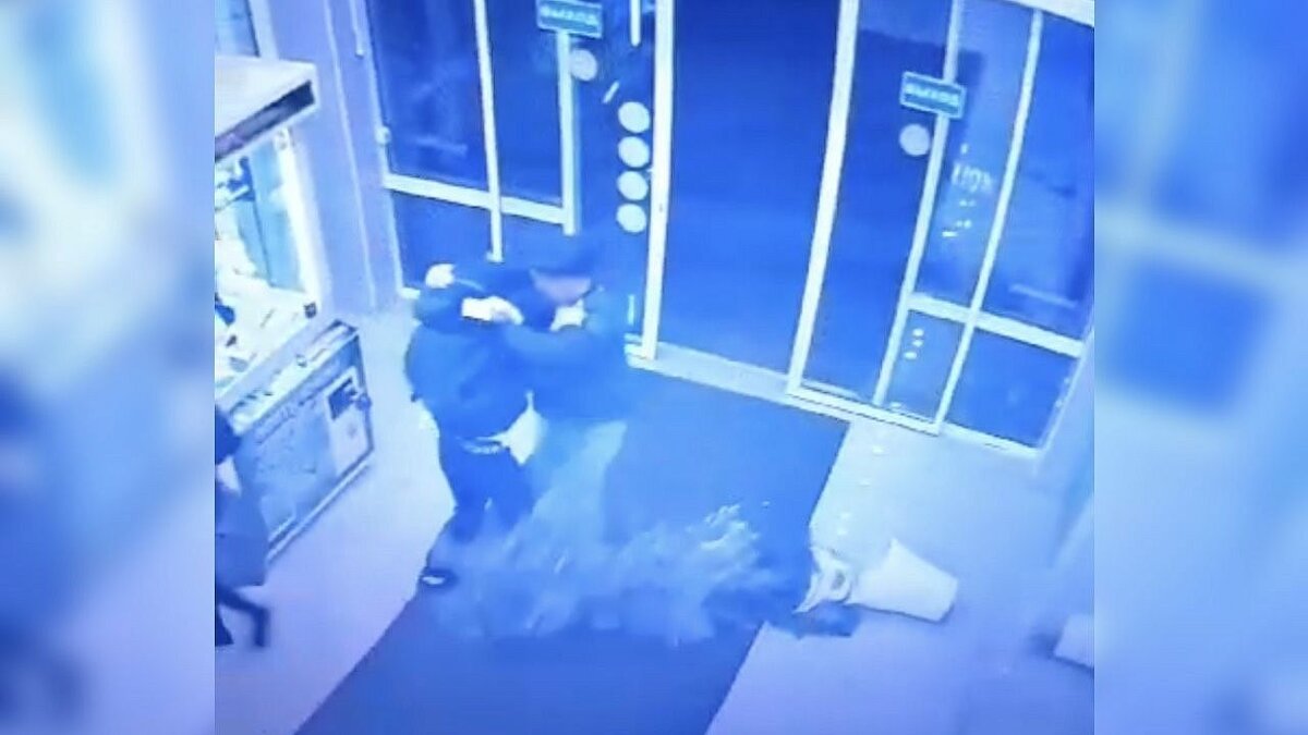    В Краснодаре наряд Росгврадии задержал напавшего на школьника мужчину. Фото: телеканал «Краснодар»