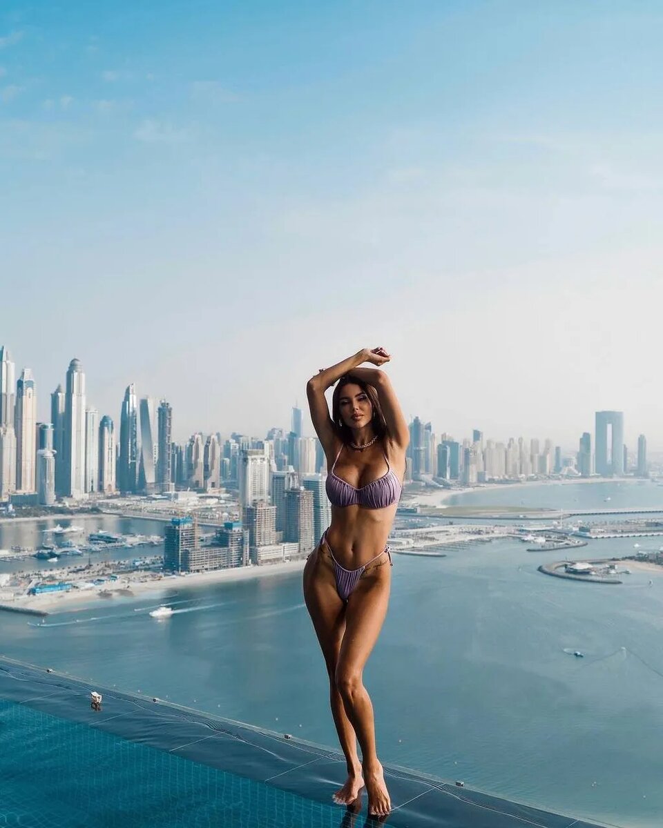 Соскучился по солнышку? Мы тоже! Предлагаем отвлечься от серости вокруг и поднять себе настроение горячими и яркими снимками звёзд у бассейна. Смотри и наслаждайся!-14