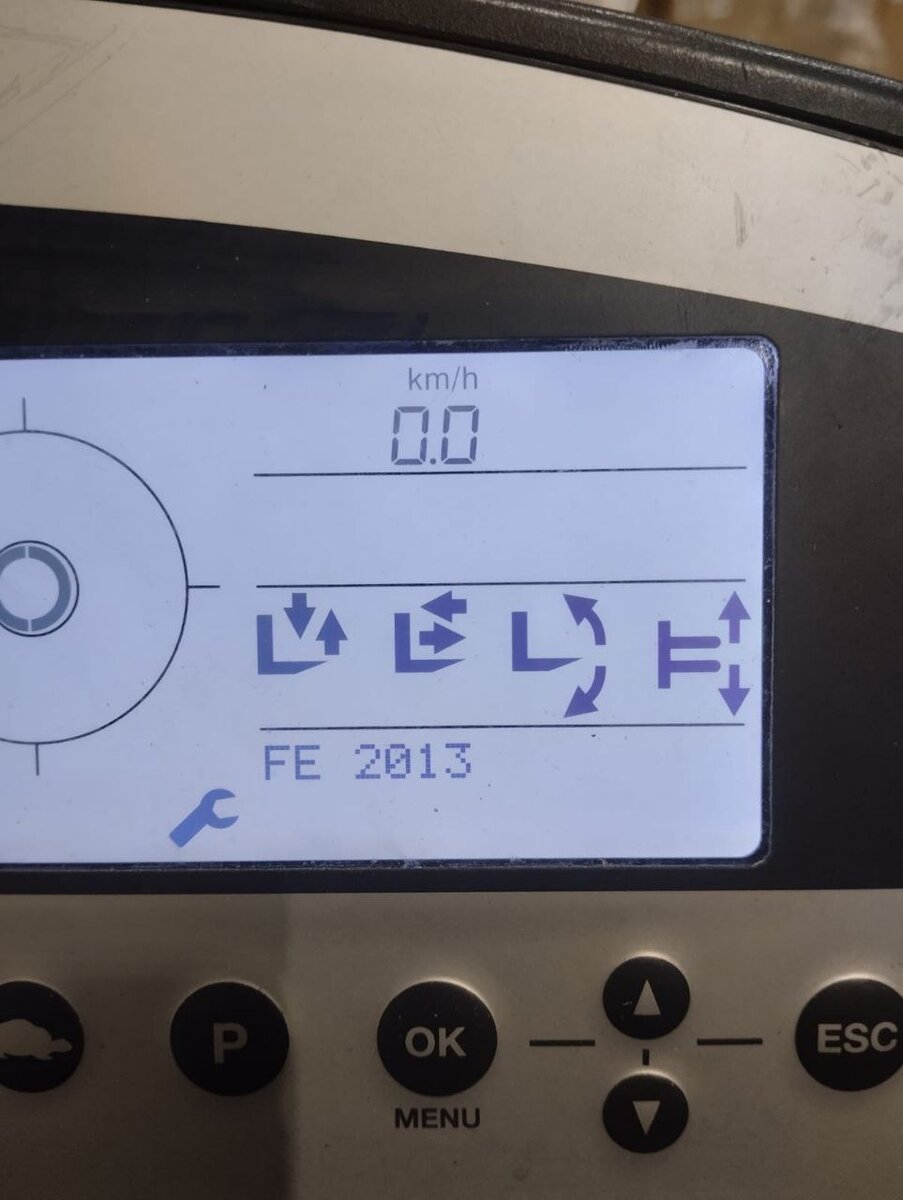 Доброго время суток. Still FM-X14 ошибка FE 2013. Не буду ходить вокруг, проблема в акселераторе, а точнее в потенциометре который умирает. Есть 3 варианте решения проблемы. 1. Замена потенциометра.
2. Калибровка оборудованием (комп)
3. Ручная калибровка.
Самое простое и быстрое это калибровка руками (механическая) для этого берем крестовую отвертку ослабляем крепление потенциометра и по пол миллиметра начинаем влево вправо проворачивать и смотреть на экран как ошибка уходит фиксируем потенциометр и собираем все обратно. Но при этом не забываем заказать новый потенциометр, потому что этому осталось не долго +- 3 месяца (проверено 2 раза)