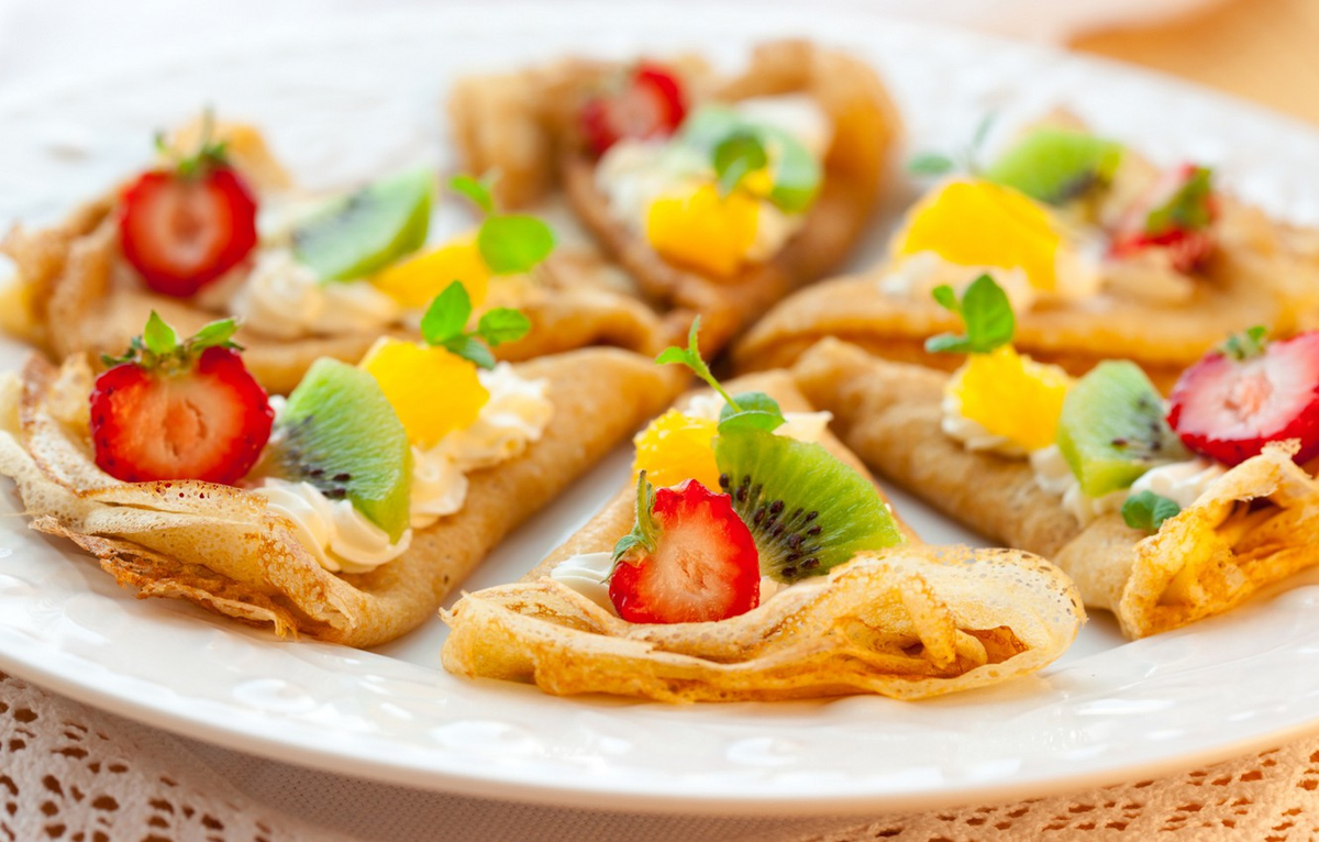 Крепы — les crêpes. Блины с ягодами. Фруктовые блины. Блины с клубникой и сметаной. Блинчики с фруктовой начинкой.