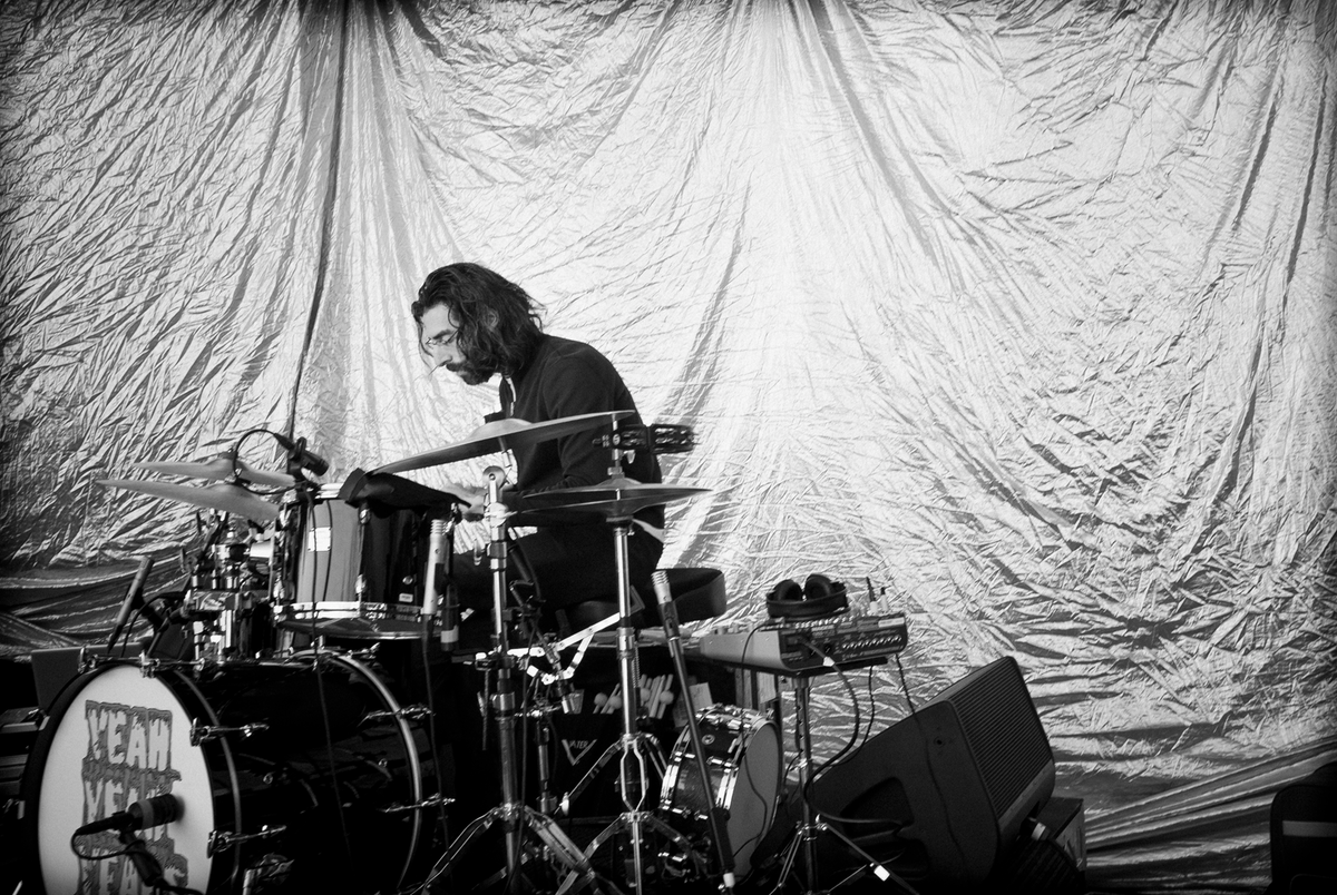 фортепиано море. ты самая самая. розы фон. золотой саксофон. открытки с розами.