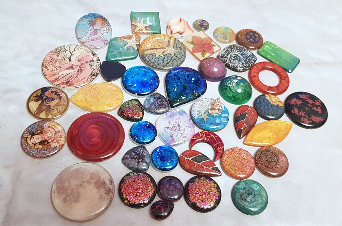 Многообразие кабошонов из эпоксидной смолы, фото автора