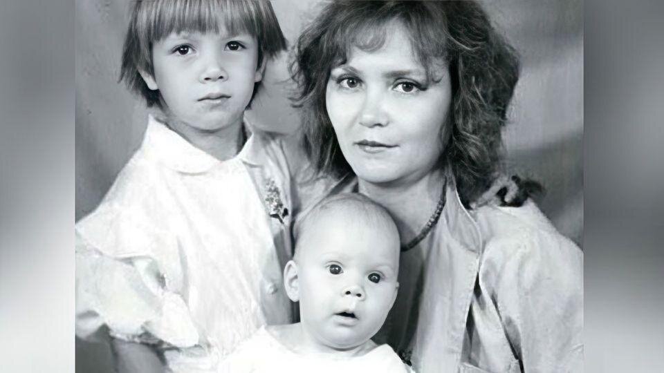 С мамой и старшей сестрой/ Фото: uznayvse.ru