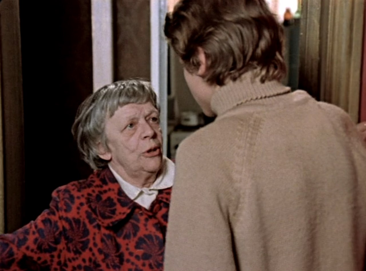 Бабушка Ромы ни на секунду не сомневается в своей правоте. Рома же пытается договориться.