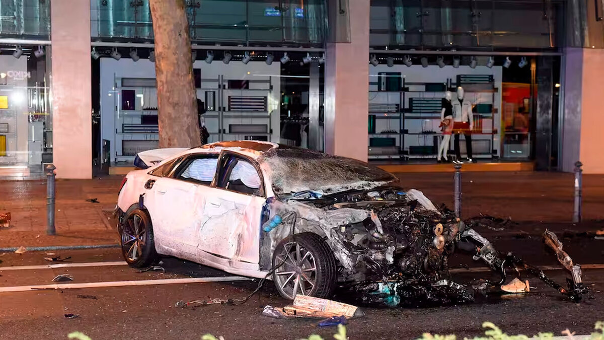 Автомобиль одного из гонщиков, устроивших аварию в центре Берлина. Фото: Spreepicture
