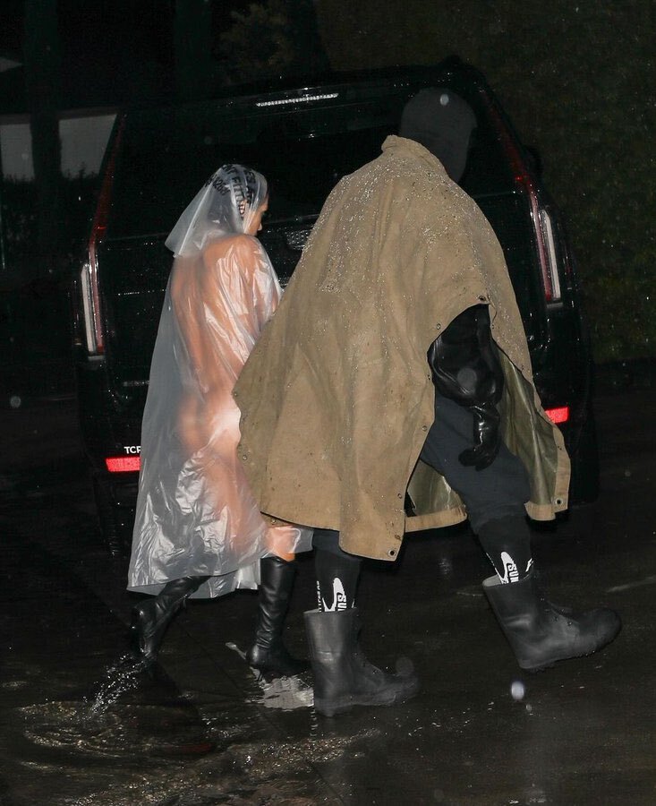 Спальный мешок костюм. Как одевать мешок. Мешок вместо одежды фото. Платье из полиэтиленовых пакетов. Платье из полиэтилена.