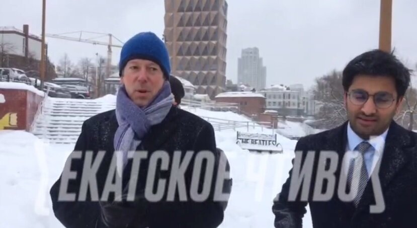 Найджела Кейси заставили краснеть, когда он гулял по Екатеринбург. Скриншот видео в телеграм-канале "Екатское чтиво".