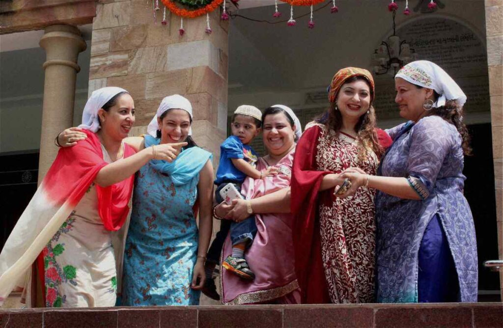 Женщины народа парсы. Источник: https://vstrokax-net.allinnet.info/istoriya/zoroastrizm-istoriya-i-sovremennost/